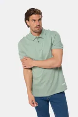 Remera polo azul de piqué liso, con cuello de rib y botones personalizados.