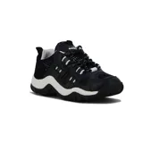 Championes deportivos Diadora modelo Alpaca, color negro con detalles en blanco. Presentan una silueta robusta de estilo retro/chunky, con capellada que combina paneles de malla transpirable y superposiciones sintéticas. La suela es gruesa y ondulada en color blanco, con detalles de agarre en negro. Los cordones son gruesos y bicolores (negro y blanco).