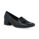 Zapato de cuero negro, tipo mocasín, con punta cuadrada, detalle de antifaz con textura de cocodrilo y taco geométrico.