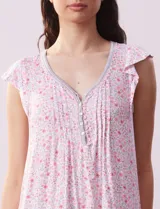 Camisón corto negro con estampado de lunares blancos, escote en V con puntilla blanca y botones.