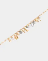 Collar dorado con cadena de eslabones y dijes colgantes plateados y dorados con forma de estrella, herradura, corazón, bota, cruz, llave y perla.