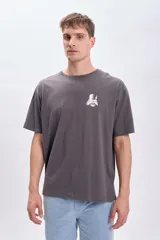 Remera gris oscuro de manga corta con estampa blanca en la espalda con la frase "Turn to the dark side" y el dibujo de la Estrella de la Muerte de Star Wars.