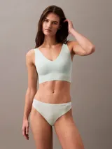 Conjunto Calvin Klein color celeste, compuesto por un corpiño deportivo sin aro y una bombacha colaless.