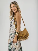 Vestido largo de tirantes finos con estampado floral en tonos beige y verde.