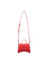 Bolso bandolera rojo con solapa y correa ajustable.