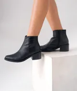 Botas de cuero vacuno con estampado de serpiente, taco de madera de 5 cm y cierre YKK lateral.