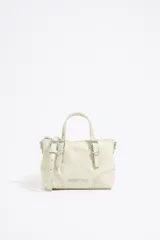 Bolso shopper mini color blanco de nylon con doble asa corta, correa larga ajustable y herrajes plateados.