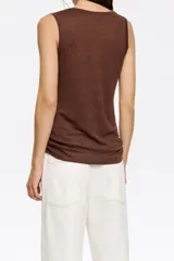 Musculosa marrón con breteles finos y detalle de lazo en el hombro.