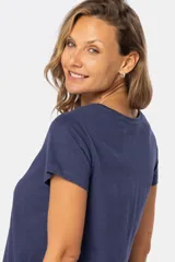 Remera de manga corta con cuello redondo, confeccionada en tejido suave de color celeste jaspeado.