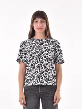Remera de mangas cortas con estampado de hojas en blanco y negro.