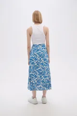 Falda midi evasé con estampado animal print de cebra en blanco y negro.