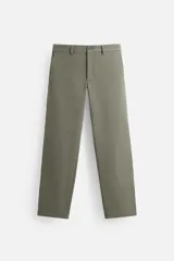 Pantalón chino color verde oliva, de corte slim fit, confeccionado en tejido técnico de secado rápido. Cuenta con bolsillos frontales y traseros de vivo. Cierre frontal con cremallera y botón.