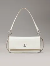 Cartera de hombro Calvin Klein color blanco con logo CK plateado.