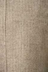 Chaqueta color crema de corte recto con cuello, solapa y bolsillos ojal. Forro solo en las mangas y terminaciones envivadas. Esquinas redondeadas y mangas con corte en puño que permiten transformarla en manga 3/4. Más larga en la espalda que en la delantera. Abrochadura con dos botones.