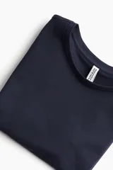 Remera azul marino ajustada de punto suave, corte crop, con cuello redondo ribeteado y mangas cortas.