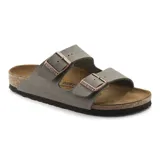 Sandalias Birkenstock Arizona de dos correas, color gris con hebillas metálicas color cobre.