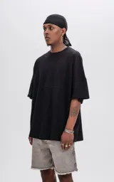 Remera negra de manga corta con calce extra oversize y recorte en delantero y espalda, confeccionada en tejido jersey 24/1 americano.