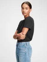 Remera negra de algodón con cuello redondo y mangas cortas.