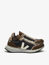 Zapatillas Veja Condor Royale con capellada de malla negra, refuerzos de gamuza marrón y logo lateral en cuero blanco.