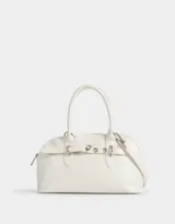 Cartera bowling color blanco crudo de cuerina, con doble asa corta de mano, cierre superior y asa larga regulable y desmontable.