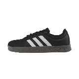 Zapatillas Adidas VL Court Base de hombre, color negro con las tres tiras laterales blancas y suela marrón. Inspiradas en el diseño de las zapatillas de skate.