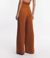 Pantalón pantalona naranja de crepe con cintura alta, corte ancho y costuras verticales en el frente.