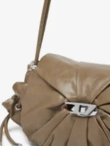 Bolso tipo bandolera de cuero bovino color marrón topo, con diseño fruncido y cierre frontal metálico con logo 'D'. Posee tiras ajustables para llevar al hombro o cruzado.