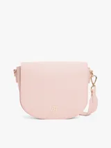 Cartera saddle Tommy Hilfiger color rosa con correa de textil trenzado con inscripciones de la marca y logo TH brillante en el frente.