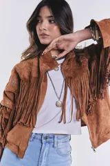 Campera marrón de gamuza con flecos y bordado de flores, con cierre cremallera y corte suelto.