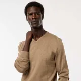 Sweater marrón claro de punto liso, con cuello en V y mangas largas.