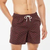 Short de baño marrón con estampado geométrico en blanco y negro, cintura elástica y cordón ajustable blanco.