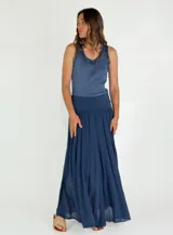 Pollera larga azul con cintura elastizada.