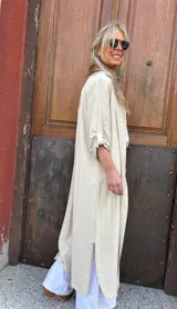 Sobrecamisa maxi de viscosa color beige, con cuello camisero, mangas 3/4 y tajos laterales.