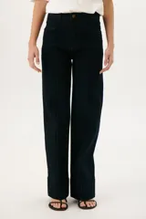 Pantalón de jean azul oscuro, de corte recto y tiro alto, con bolsillos delanteros y traseros.