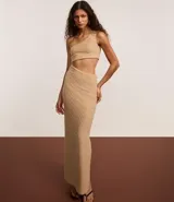 Vestido midi color beige con textura, hombro único con adorno y recorte en la cintura.