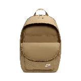 Mochila Nike Heritage Eugene color beige con logo blanco estampado en el frente. Cuenta con un compartimento principal con cierre de doble cremallera, un bolsillo frontal con cierre y un bolsillo lateral abierto. Tiene correas acolchadas ajustables y asa de mano en la parte superior.