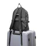 Mochila negra de tela con cierre doble, asa fija, forro interior textil, porta notebook y múltiples bolsillos externos.