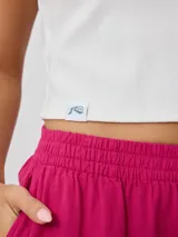 Remera blanca de algodón con elastano, corte crop top y textura acanalada.