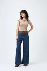 Body negro de punto canalé con mangas cortas, confeccionado en tejido suave y elástico que combina algodón, poliéster y elastano.