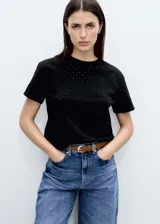 Camiseta negra de manga corta con diseño calado y bordado.