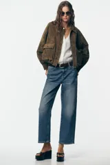 Pantalón de jean azul de corte recto y holgado, con tiro medio y cinco bolsillos.