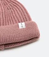 Gorro corto tipo beanie color beige, tejido en lana acrílica con textura acanalada.