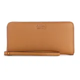 Billetera Guess color tostado con cierre perimetral, correa de muñeca desmontable y logo de la marca en el frente. Interior con dos bolsillos deslizantes, un bolsillo con cierre y ocho ranuras para tarjetas.
