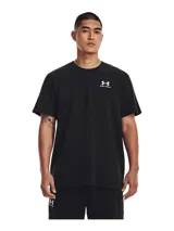 Remera negra de Under Armour con logo blanco estampado en el pecho. Corte holgado y mangas cortas.
