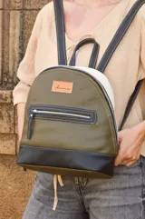 Mochila de cuero verde con detalles en blanco y negro.