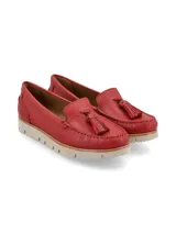 Mocasín de cuero graneado color rojo, con flecos y suela de EVA ultraliviana.