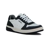 Championes de estilo urbano, caña baja, color blanco y azul marino. Presentan cordones blancos, suela de goma color crema y la palabra "COUNTRY" estampada en el lateral.