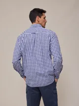 Camisa de manga larga con estampado a cuadros azul y blanco, confeccionada en algodón con efecto peach y bolsillo en el pecho.