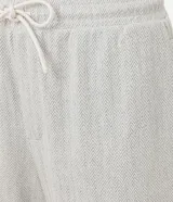 Bermuda masculina color blanco con textura jacquard en patrón chevron, cintura elástica con cordón y bolsillos funcionales.