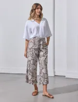 Pantalón crop de lino color beige, marca Dash, con pretina trasera elastizada y bolsillos delanteros.